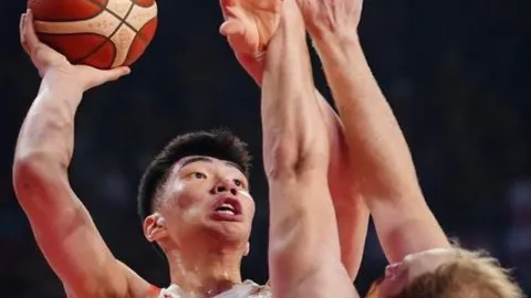 巴塞罗那逆风翻盘，2-0击败保级对手，亚马尔观战创纪录；马竞欣喜过早，皇马排名跌至第三